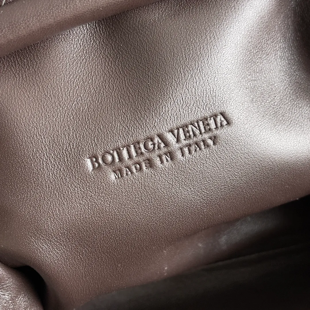 Batch 1880BOTTEGA VENETA BOTTEGA LAUREN 1980 small clutch bag is new! The small size that many people squat on is finally here. The self-adjustable zipper is a highlight of this bag. After being removed, it can be used as a handbag for important occasions. One bag unlocks two carrying methods at the same time. It is practical and has a unique sense of structure and beautiful lines. It is more elegant than a small cloud. It is a tribute to the classics and the pursuit of modernity. Style number: 804038 Size: 27*15*8cm